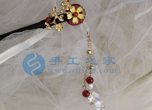 10月8日，手工活接單平臺，靈活就業(yè)的手工，開飾品加工廠，選擇手工之家的人越來越多，都做什么掙錢，圖為串珠米珠繡手工產(chǎn)品剪影