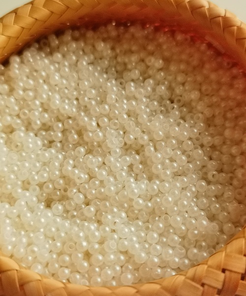 10月9日，手工活從哪里找廠家，想接正規(guī)廠家的手工項目，開飾品加工廠，手工之家的串珠純手工的優(yōu)缺點，圖為串珠手工材料珠子剪影