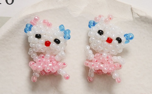 12月3日，外發(fā)手工活正規(guī)平臺，兼職手工在家可做，開飾品加工廠，在手工之家，來不來實地考察都一樣真實，圖為串珠米珠繡手工產品剪影