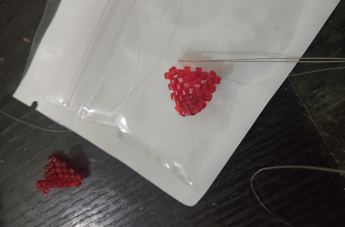 12月8日，外發(fā)加工接單平臺，靈活就業(yè)好手工項目，開飾品加工廠，在手工之家，產(chǎn)品和服務(wù)讓合作人員有底氣，圖為串珠米珠繡手工產(chǎn)品剪影