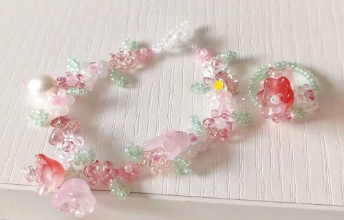 12月14日，手工活接單正規(guī)平臺，可靠的串珠手工，開飾品加工廠，在手工之家，貼心的服務就是個性化，圖為串珠米珠繡手工產(chǎn)品剪影