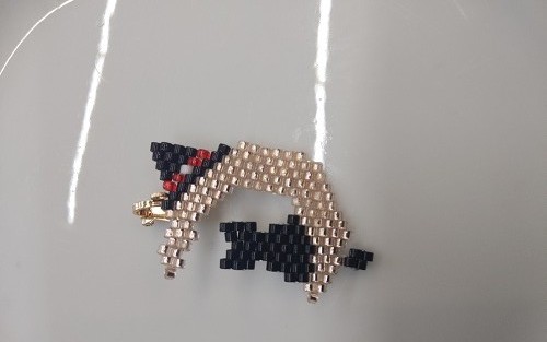 1月4日，手工活接單正規(guī)平臺，拿回家做的手工項目，開飾品加工廠，在手工之家，大家的收入合作越久越好，圖為飾品類串珠純手工產(chǎn)品剪影
