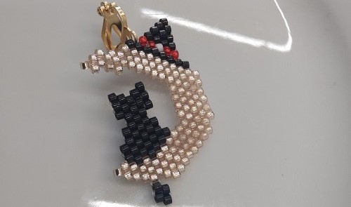 1月4日，手工活接單正規(guī)平臺，拿回家做的手工項目，開飾品加工廠，在手工之家，大家的收入合作越久越好，圖為飾品類串珠純手工產(chǎn)品剪影