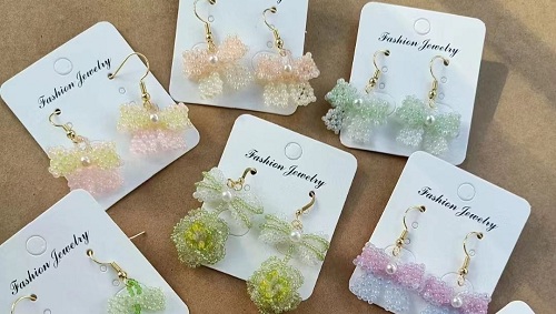 1月10日，手工活外發(fā)加工網(wǎng)，在家做串珠手工掙錢，開飾品加工廠，手工之家讓更多的人靈活掙錢增收，圖為飾品類串珠純手工產(chǎn)品剪影