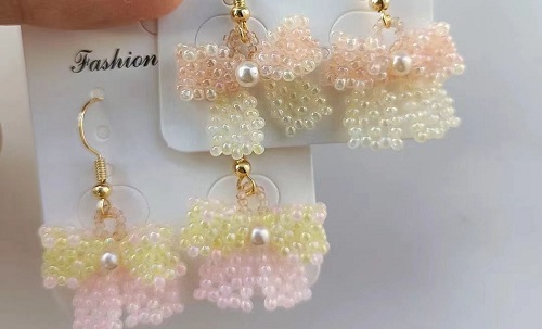 1月10日，手工活外發(fā)加工網(wǎng)，在家做串珠手工掙錢，開飾品加工廠，手工之家讓更多的人靈活掙錢增收，圖為飾品類串珠純手工產(chǎn)品剪影