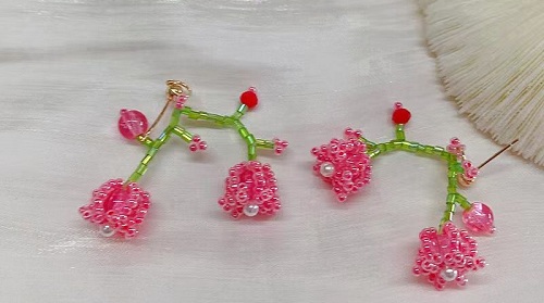 1月12日，手工活兼職招聘信息，在家做串珠手工項(xiàng)目掙錢，開(kāi)飾品加工廠，手工之家的純手工好做，大家都喜歡，圖為飾品類串珠純手工產(chǎn)品剪影