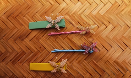 1月27日，附近有沒有兼職手工活，居家靈活就業(yè)的好副業(yè)，開飾品加工廠，手工之家長久穩(wěn)定讓大家放心，圖為串珠純手工產(chǎn)品剪影