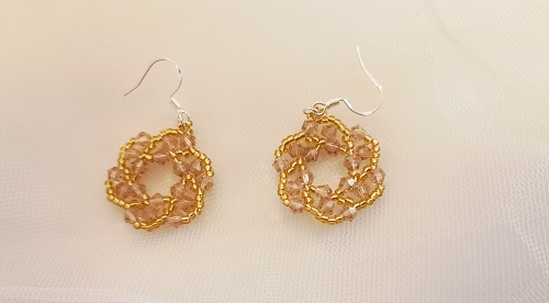1月30日，家里干的手工活兼職，帶回家做的手工項(xiàng)目，開(kāi)飾品加工廠，手工之家的合作方式很多，圖為串珠米珠繡手工產(chǎn)品剪影