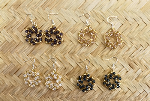 1月30日，家里干的手工活兼職，帶回家做的手工項(xiàng)目，開(kāi)飾品加工廠，手工之家的合作方式很多，圖為串珠米珠繡手工產(chǎn)品剪影
