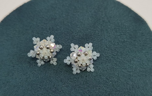 2月29日，在家里就能賺錢(qián)的工作，開(kāi)飾品加工廠(chǎng)，居家靈活就業(yè)好副業(yè)，可信可靠，在手工之家，多總結(jié)更掙錢(qián)，圖為串珠米珠繡手工產(chǎn)品剪影