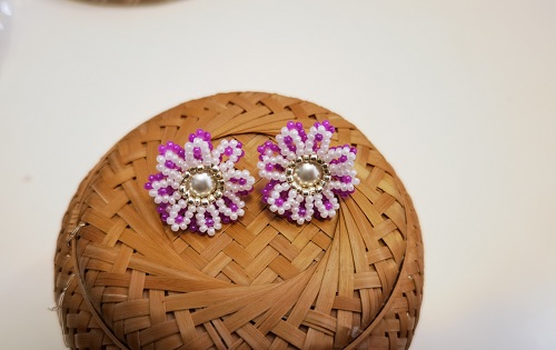 2月29日，在家里就能賺錢(qián)的工作，開(kāi)飾品加工廠(chǎng)，居家靈活就業(yè)好副業(yè)，可信可靠，在手工之家，多總結(jié)更掙錢(qián)，圖為串珠米珠繡手工產(chǎn)品剪影