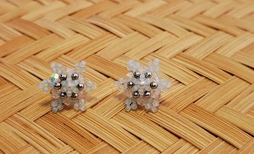 2月29日，在家里就能賺錢(qián)的工作，開(kāi)飾品加工廠(chǎng)，居家靈活就業(yè)好副業(yè)，可信可靠，在手工之家，多總結(jié)更掙錢(qián)，圖為串珠米珠繡手工產(chǎn)品剪影