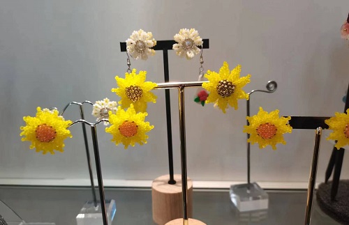 3月3日，兼職手工活外發(fā)加工在家可做，開(kāi)飾品加工廠，靈活就業(yè)創(chuàng)業(yè)項(xiàng)目，在手工之家，多付出就有好收入，圖為串珠米珠繡手工產(chǎn)品剪影