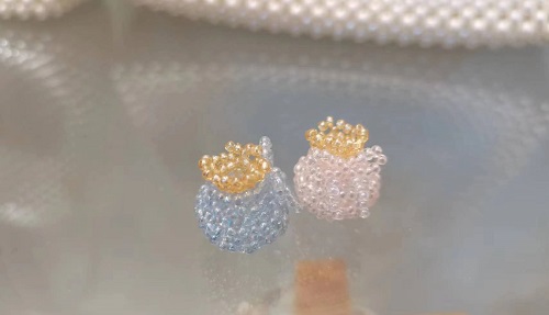 3月5日，手工活外發(fā)加工可靠嗎？在家做手工副業(yè)掙錢，開(kāi)飾品加工廠，與手工之家合作，純手工的收入讓人放心，圖為串珠米珠繡手工產(chǎn)品剪影
