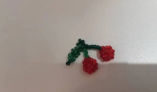 3月6日，在家能做的手工活兼職，正規(guī)可靠的手工副業(yè)，開飾品加工廠，選手工之家，合作共贏無障礙，圖為串珠米珠繡手工產(chǎn)品剪影