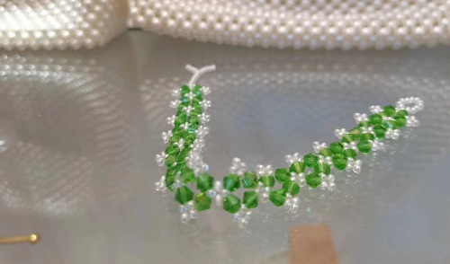 3月9日，在家做兼職的正規(guī)平臺，開飾品加工廠，居家手工好副業(yè)，與手工之家合作好好做有好回報，圖為串珠米珠繡手工產(chǎn)品剪影