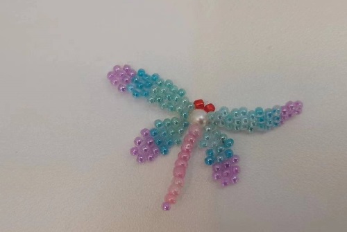 3月11日，正規(guī)手工活接單平臺，手工加工回收項(xiàng)目，開飾品加工廠，與手工之家合作，農(nóng)村城市各有優(yōu)勢，圖為串珠米珠繡手工產(chǎn)品剪影