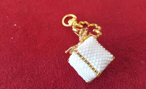 3月12日，手工活兼職可帶回家，手工靈活就業(yè)的好副業(yè)，開飾品加工廠，在手工之家，產品一直是事業(yè)的重點，圖為串珠米珠繡手工產品剪影