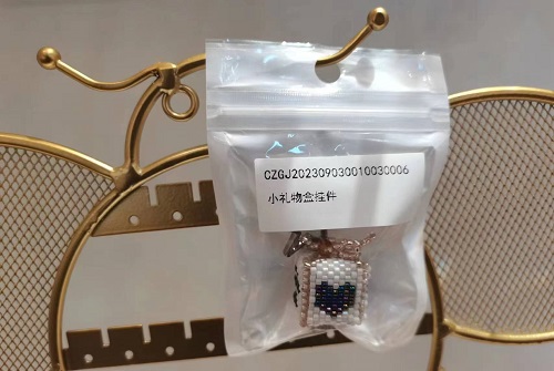 3月12日，手工活兼職可帶回家，手工靈活就業(yè)的好副業(yè)，開飾品加工廠，在手工之家，產品一直是事業(yè)的重點，圖為串珠米珠繡手工產品剪影