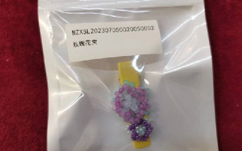 3月15日，手工兼職在家做是真的嗎？開飾品加工廠，正規(guī)手工活外發(fā)加工網(wǎng)副業(yè)，做好這兩點(diǎn)，在手工之家能有更好的收入，圖為串珠米珠繡手工產(chǎn)品剪影