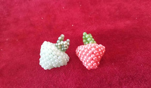 3月17日，手工活兼職招聘信息，手工活接單平臺，靈活就業(yè)好副業(yè)，開飾品加工廠，在手工之家，加工銷售如何做更好？圖為串珠米珠繡手工產(chǎn)品剪影