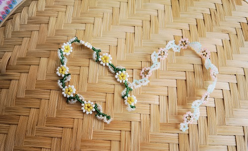 3月25日，靠譜手工兼職平臺，在家兼職正規(guī)的日結(jié)手工有沒有，開飾品加工廠，手工之家與合作人員合作共贏、相互成就，圖為串珠米珠繡手工產(chǎn)品剪影