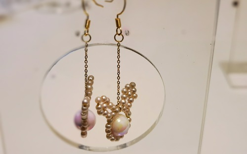3月30日，在家兼職手工活，靈活就業(yè)創(chuàng)業(yè)手工副業(yè)，開飾品加工廠，在手工之家，良好的合作來源大家的了解，圖為串珠米珠繡手工產(chǎn)品剪影
