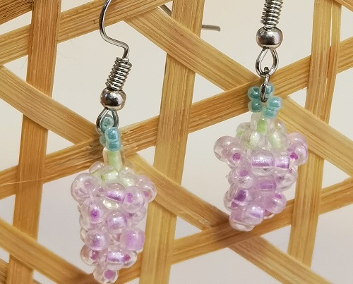 3月30日，在家兼職手工活，靈活就業(yè)創(chuàng)業(yè)手工副業(yè)，開飾品加工廠，在手工之家，良好的合作來源大家的了解，圖為串珠米珠繡手工產(chǎn)品剪影