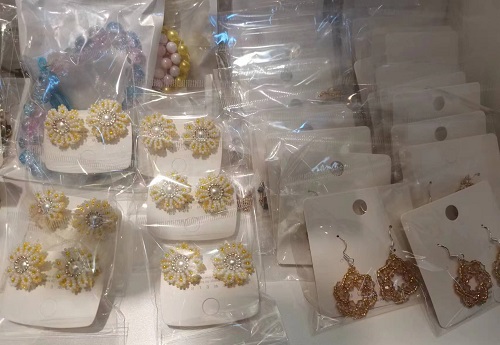 3月31日，附近有沒有兼職手工活，在家做的手工副業(yè)，開飾品加工廠，在手工之家，純手工項目很好做，圖為飾品類串珠手工產品剪影