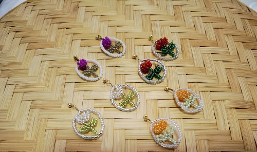 4月1日，外發(fā)加工接單平臺，靈活就業(yè)好手工項(xiàng)目，開飾品加工廠，在手工之家，怎么合作，大家說了算，圖為串珠米珠繡手工產(chǎn)品剪影