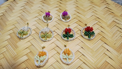 4月1日，外發(fā)加工接單平臺，靈活就業(yè)好手工項(xiàng)目，開飾品加工廠，在手工之家，怎么合作，大家說了算，圖為串珠米珠繡手工產(chǎn)品剪影