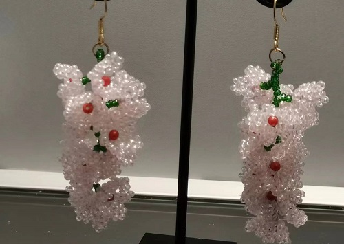4月4日，在家兼職手工活，帶回家做的手工項(xiàng)目，開飾品加工廠，在手工之家，適合做自然收入好，圖為串珠米珠繡手工產(chǎn)品剪影