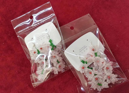 4月4日，在家兼職手工活，帶回家做的手工項(xiàng)目，開飾品加工廠，在手工之家，適合做自然收入好，圖為串珠米珠繡手工產(chǎn)品剪影