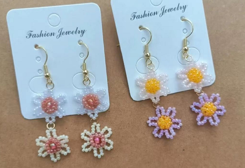 4月6日，手工活接單正規(guī)平臺，可靠的串珠手工，開飾品加工廠，在手工之家，時間越長、合作越穩(wěn)、收入越好，圖為串珠米珠繡手工產(chǎn)品剪影