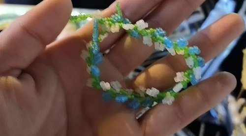 4月7日，在家可以做的兼職工作，拿回家做的手工項(xiàng)目，開飾品加工廠，在手工之家，產(chǎn)品選的好、收入會(huì)更好，圖為串珠米珠繡手工產(chǎn)品剪影