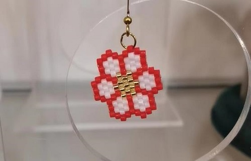 4月10日，手工活拿回家做在哪里找，居家就業(yè)好副業(yè)，在手工之家，純手工事業(yè)這樣合作，圖為串珠米珠繡手工產(chǎn)品剪影