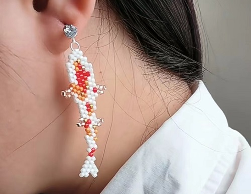 4月15日，家里干的手工活兼職，純手工加工項(xiàng)目，開(kāi)飾品加工廠，在手工之家，做兩種業(yè)務(wù)收入更好，圖為飾品類串珠純手工產(chǎn)品剪影