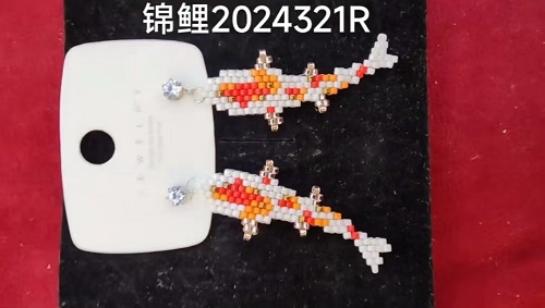 4月15日，家里干的手工活兼職，純手工加工項(xiàng)目，開(kāi)飾品加工廠，在手工之家，做兩種業(yè)務(wù)收入更好，圖為飾品類串珠純手工產(chǎn)品剪影