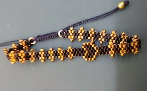 4月16日，外發(fā)手工領回家做，靈活就業(yè)手工項目，在家做手工掙錢，開飾品加工廠，與手工之家合作，產(chǎn)品讓大家的收入有保障，圖為飾品類串珠純手工產(chǎn)品剪影