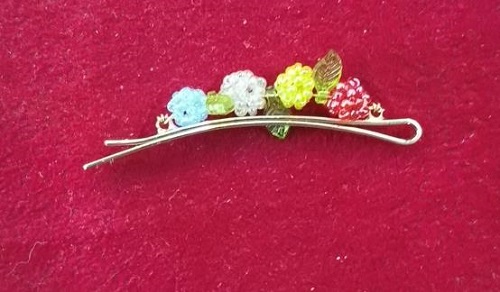 4月20日，手工活外發(fā)加工可靠嗎？靈活就業(yè)好手工，開飾品加工廠，手工之家的綜合發(fā)展離不開每一個合作人員，圖為飾品類串珠純手工產(chǎn)品剪影