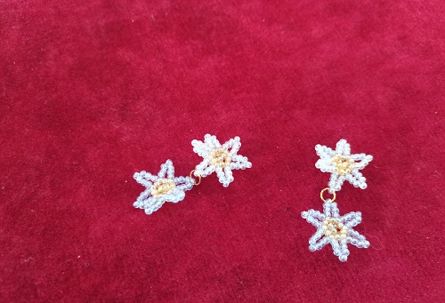 4月23日，手工活外發(fā)加工網(wǎng)，靈活就業(yè)好項(xiàng)目，開(kāi)飾品加工廠，在手工之家，付出多收入好，圖為飾品類串珠純手工產(chǎn)品剪影