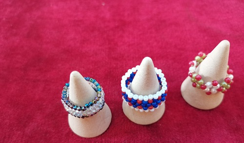 4月30日，手工活從哪里找廠家，可靠的串珠手工項目，靈活就業(yè)好手工，在手工之家，產(chǎn)品始終是發(fā)展的重點之一，圖為飾品類串珠純手工產(chǎn)品剪影