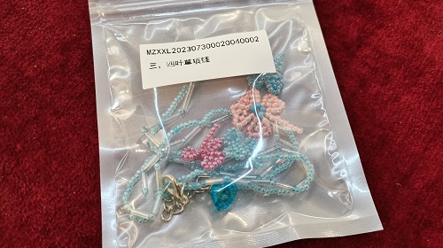 5月2日，在家能掙錢的正規(guī)手工，靈活就業(yè)串珠手工項目，開飾品加工廠，在手工之家，合作要先看自己的實際情況，圖為飾品類串珠純手工產(chǎn)品剪影