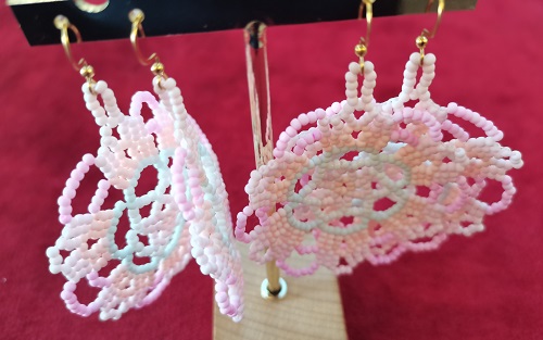 5月26日，手工活外發(fā)加工正規(guī)的廠家，開手工加工廠，靈活就業(yè)創(chuàng)業(yè)，與手工之家合作，自由靈活把錢掙，圖為串珠米珠繡純手工產(chǎn)品剪影