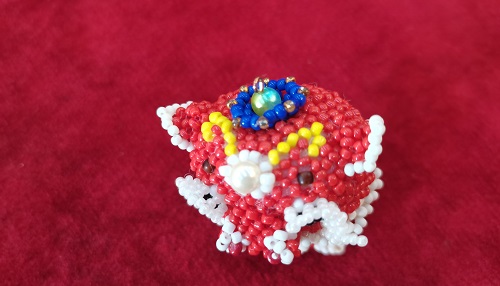 5月28日，手工活外發(fā)一手貨源，開飾品手工加工廠，在家兼職手工活掙錢，與手工之家合作，可信可靠，圖為串珠米珠繡純手工產(chǎn)品剪影