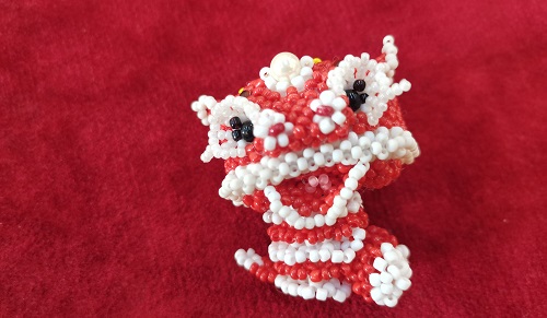 5月28日，手工活外發(fā)一手貨源，開飾品手工加工廠，在家兼職手工活掙錢，與手工之家合作，可信可靠，圖為串珠米珠繡純手工產(chǎn)品剪影