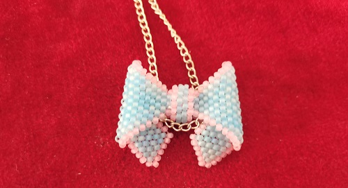 5月30日，手工活兼職可帶回家，開(kāi)手工飾品加工廠，手工活接單平臺(tái)，在手工之家，合作不同收入不同，圖為串珠米珠繡純手工產(chǎn)品剪影
