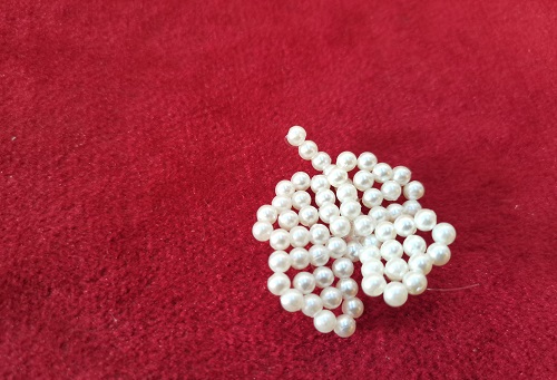 7月4日，在家里就能賺錢(qián)的工作，開(kāi)手工加工廠(chǎng)，居家手工靈活就業(yè)創(chuàng)業(yè)，手工之家的創(chuàng)新讓產(chǎn)品更有市場(chǎng)，圖為串珠米珠繡純手工產(chǎn)品剪影