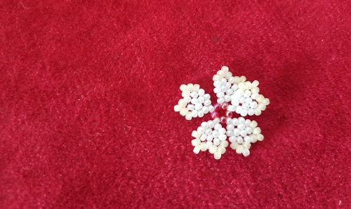 7月4日，在家里就能賺錢(qián)的工作，開(kāi)手工加工廠(chǎng)，居家手工靈活就業(yè)創(chuàng)業(yè)，手工之家的創(chuàng)新讓產(chǎn)品更有市場(chǎng)，圖為串珠米珠繡純手工產(chǎn)品剪影