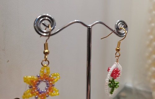 7月5日，手工活外發(fā)加工正規(guī)的廠家，開(kāi)手工加工廠，拿回家做的手工活，大家與手工之家一起努力、一起收獲成長(zhǎng)，圖為串珠米珠繡純手工產(chǎn)品剪影
